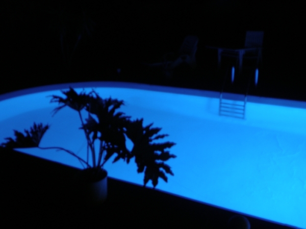 Pool mit blauer LED Beleuchtung